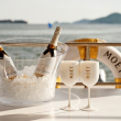 Взгляд на небоскребы Гонконга с палубы роскошной яхты Mo?t &amp; Chandon Ice Imp?rial